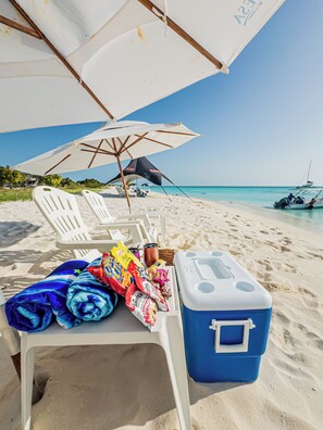 A beach scene with a cooler, snacks, and a tent. - Casa Turquesa (Los Roques)