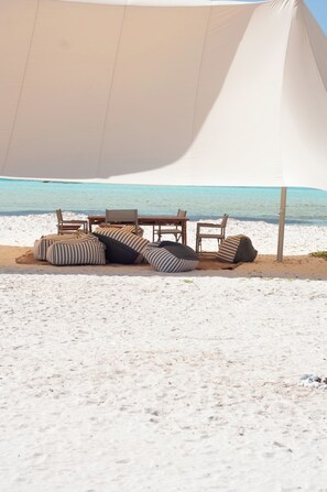 Beach nearby, white sand, free beach shuttle, beach umbrellas - Casa Turquesa (Los Roques)