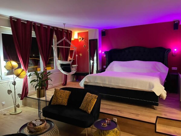 1 bedroom, desk, WiFi, bed sheets