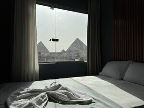Double Room, Mountain View | Peralatan tempat tidur hipoalergenik, peti besi dalam bilik 