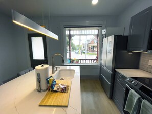 Kühlschrank, Kochgeschirr/Geschirr/Besteck