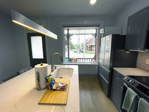 Luxury 1BR Apt near UC CCM, Downtown Cincinnati, Hospital and Zoo w/Parking, 1FL