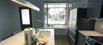 Luxury 1BR Apt near UC CCM, Downtown Cincinnati, Hospital and Zoo w/Parking, 1FL