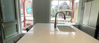 Luxury 1BR Apt near UC CCM, Downtown Cincinnati, Hospital and Zoo w/Parking, 1FL