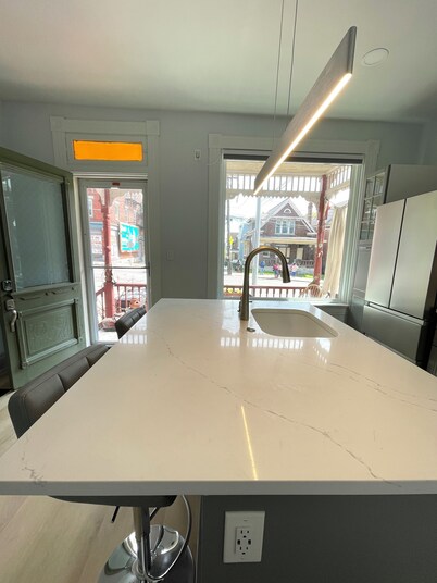 Luxury 1BR Apt near UC CCM, Downtown Cincinnati, Hospital and Zoo w/Parking, 1FL