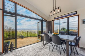 Dining - Sunset Heights - Nelson Holiday Home (Nelson)