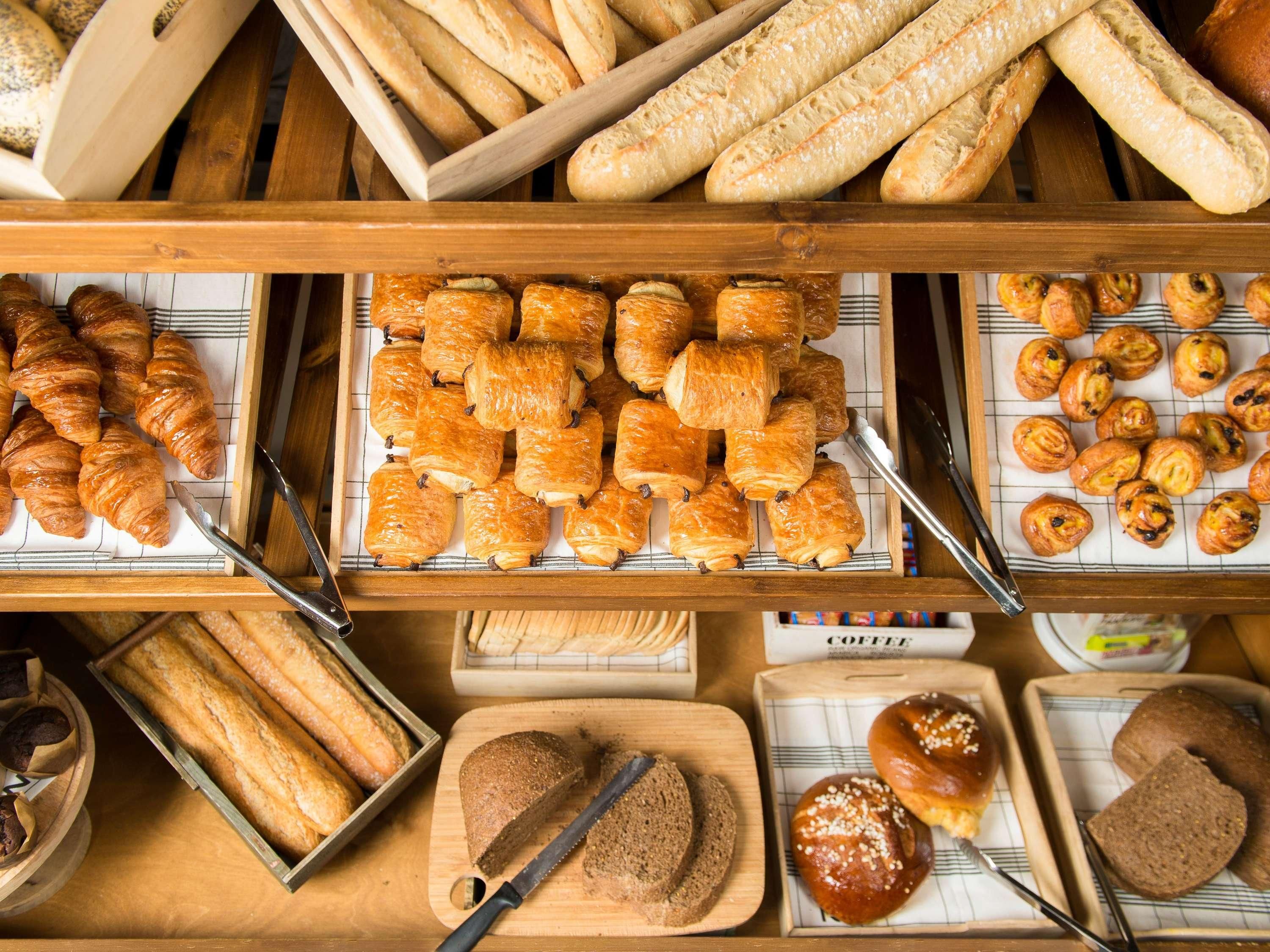 Eine Bäckereiaufstellung mit verschiedenen Backwaren, darunter Brot, Croissants und Gebäck.
