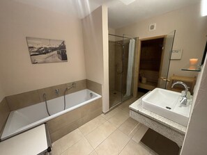 Apartment | Bathroom | Towels