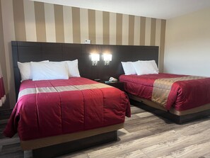 Premium bedding, laptop workspace, iron/ironing board, free WiFi - Colonial House Motor Inn (Perth)