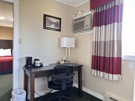 Ropa de cama de alta calidad y espacio para trabajar con laptop 