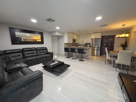 Smart TV, table tennis. Spacious 4-bedroom house with WiFi and AC in city 5 minutes from MIA Airport