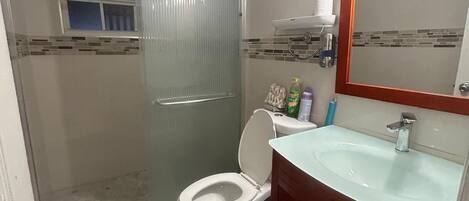 Dusj, hårføner, håndklær og såpe