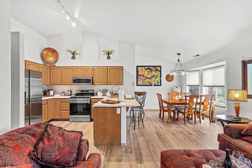 RoxyAnn Modern: spacious open floorplan, extended stay, luxury townhome!