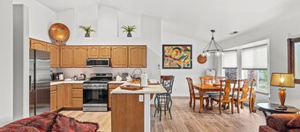 RoxyAnn Modern: spacious open floorplan, extended stay, luxury townhome!