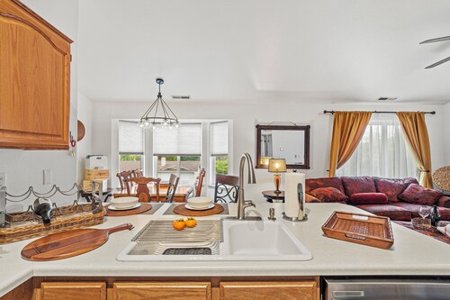 RoxyAnn Modern: spacious open floorplan, extended stay, luxury townhome!