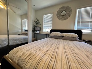 4 عدّة غرف نوم ومكتب ومكواة/لوح كي وسرير سفر