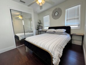 4 Schlafzimmer, Schreibtisch, Bügeleisen/Bügelbrett, Reisekinderbett