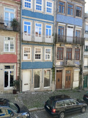 Exterior - Spacious studio with WiFi, a king size bed, and a murphy bed in vibrant Porto (Porto)