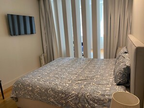 WiFi, bed sheets - Spacious studio with WiFi, a king size bed, and a murphy bed in vibrant Porto (Porto)