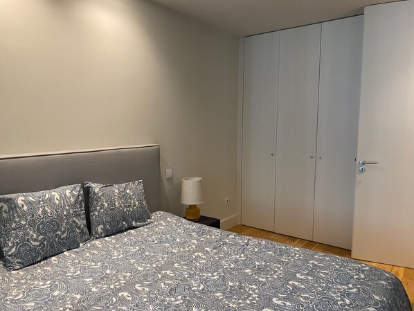 WiFi, bed sheets