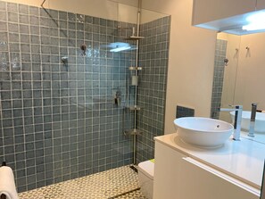 Towels, soap, toilet paper - Spacious studio with WiFi, a king size bed, and a murphy bed in vibrant Porto (Porto)