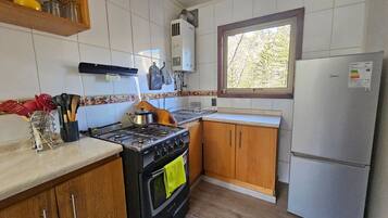 House, 3 Bedrooms | Private kitchen | Fridge, microwave, oven, toaster