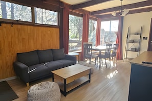 高級獨棟房屋, 3 間臥室 | 起居區 | 32-吋平面電視，提供衛星頻道