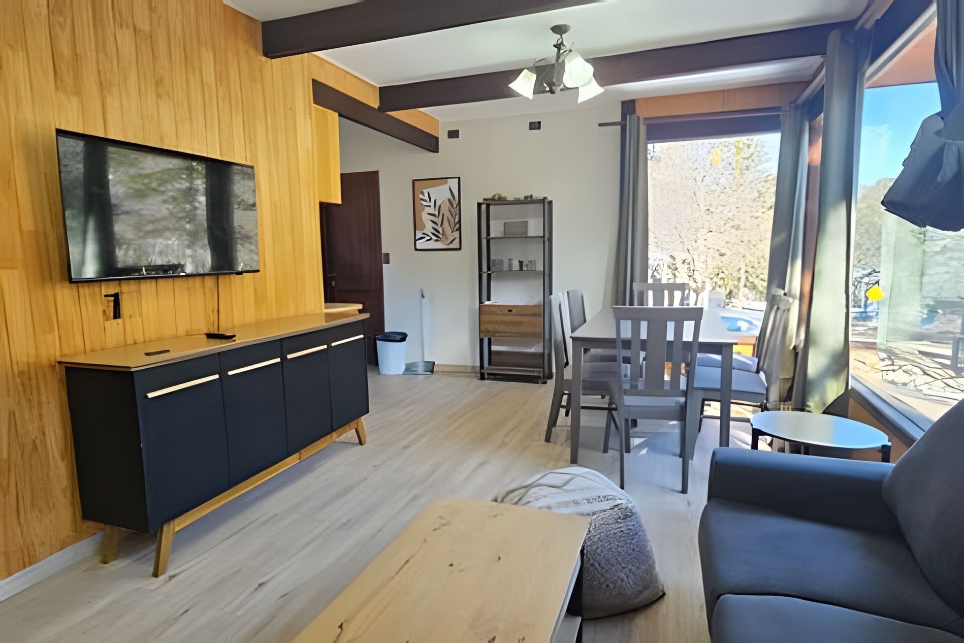 Hus, 3 soverom | Oppholdsområde | En 32-tommers Flatskjerm-TV med Parabol-TV