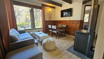 House, 2 Bedrooms | Living area | 32-inch flat-screen TV with satellite channels