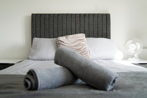2 habitaciones, tabla de planchar con plancha y wifi gratis 