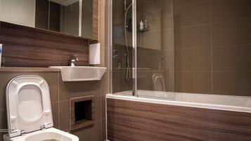 Apartment | Bathroom | Shower, deep-soaking bathtub, towels, toilet paper