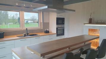 Hus | Privat køkken | Elkedel, brødrister, højstol