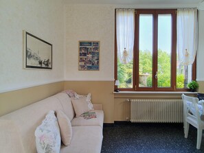 Apartment | Living area - Elegant Lakefront Apartment in Luino (Luino)