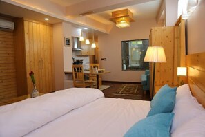 Premium bedding, individually decorated, individually furnished, desk - Lalit Service Apartment (Dhapakhel)