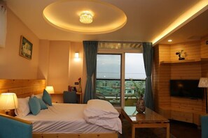 Studio – deluxe, 1 queensize-seng, balkong, byutsikt | Utsikt fra rommet