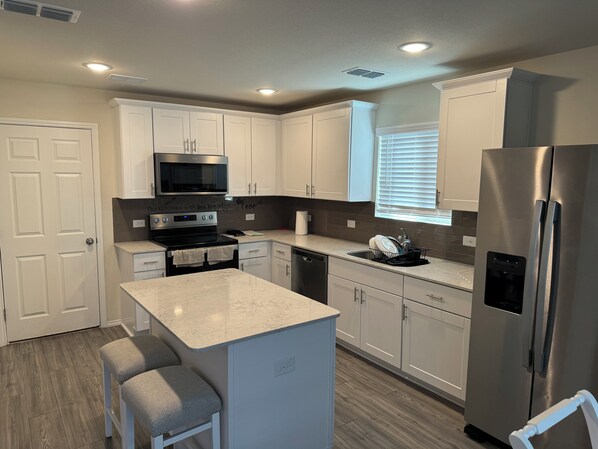 Fridge, microwave, oven, stovetop - Spacious New 4B2.5B Retreat with Office, Forney (Heath)