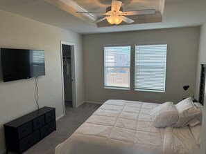 3 bedrooms, desk, WiFi, bed sheets