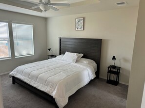 3 bedrooms, desk, WiFi, bed sheets - Spacious New 4B2.5B Retreat with Office, Forney (Heath)