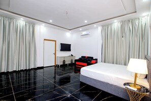 Deluxe-Zimmer, 1 King-Bett, Meerblick | 1 Schlafzimmer, Zimmersafe, individuell eingerichtet, Schreibtisch