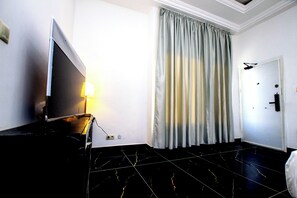Standardzimmer, 1 King-Bett, Stadtblick | 1 Schlafzimmer, Zimmersafe, individuell eingerichtet, Schreibtisch