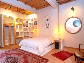 5 bedrooms, iron/ironing board, free WiFi, bed sheets