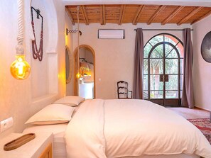 5 slaapkamers, een strijkplank/strijkijzer, gratis wifi, beddengoed