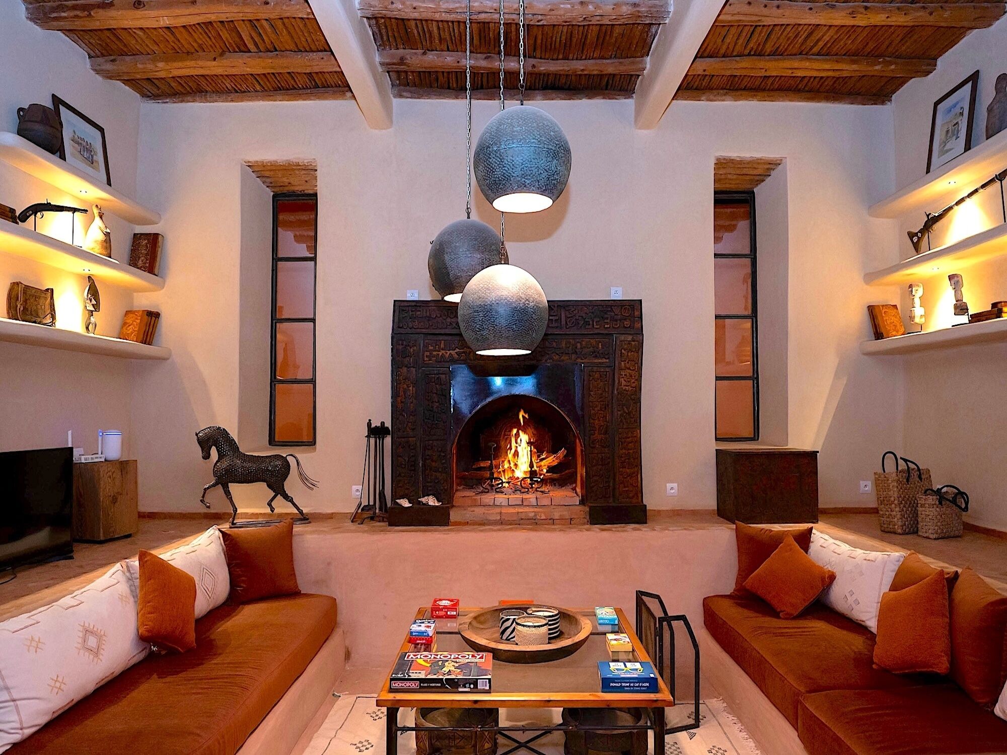 Televisión y chimenea 