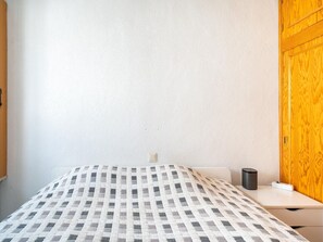 Casa | 1 habitación, muebles diferentes y tabla de planchar con plancha 