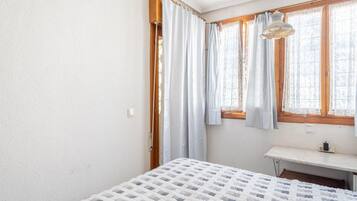 House | 1 bedroom, individually furnished, iron/ironing board, bed sheets