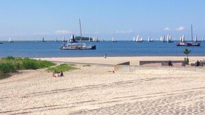 A beach with sailboats and a sandy shore. - Waterfront Stay w/ Pets (Delfstrahuizen)