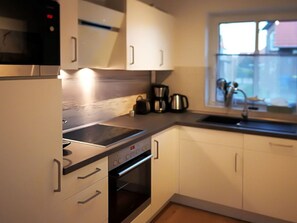 House | Private kitchen | Electric kettle, toaster, highchair - Home Port Holiday Home, Dornum (Dornum)