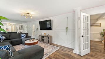 Een smart-tv, een open haard en een dvd-speler