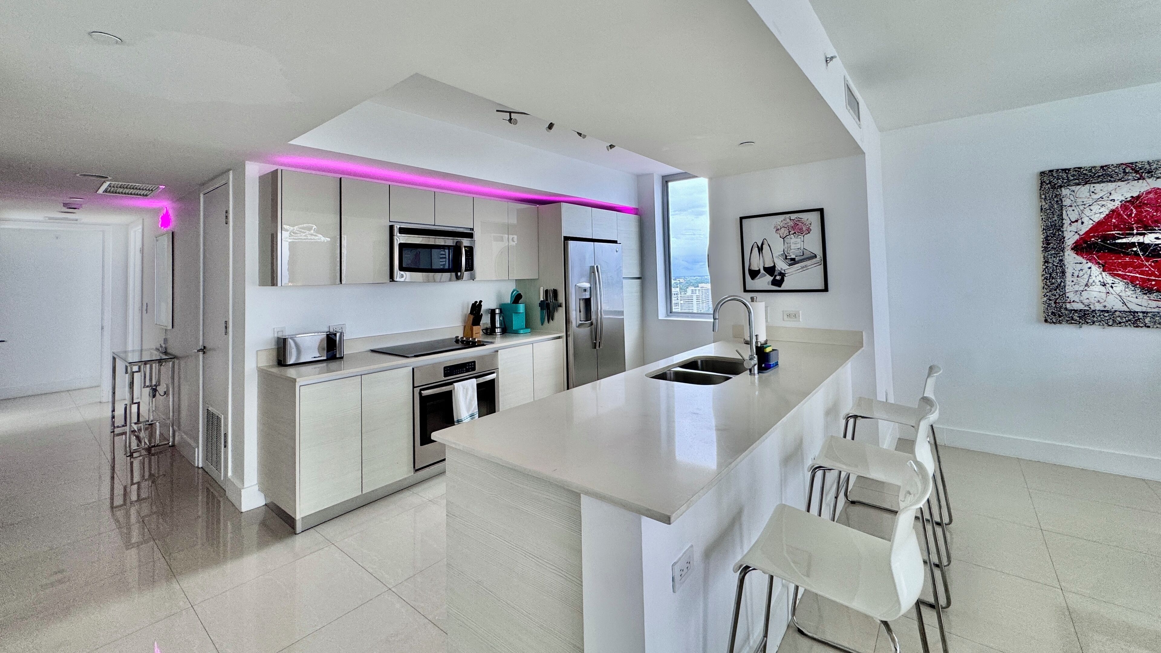 Jääkaappi, mikroaaltouuni, uuni, liesi