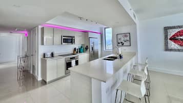 Jääkaappi, mikroaaltouuni, uuni, liesi